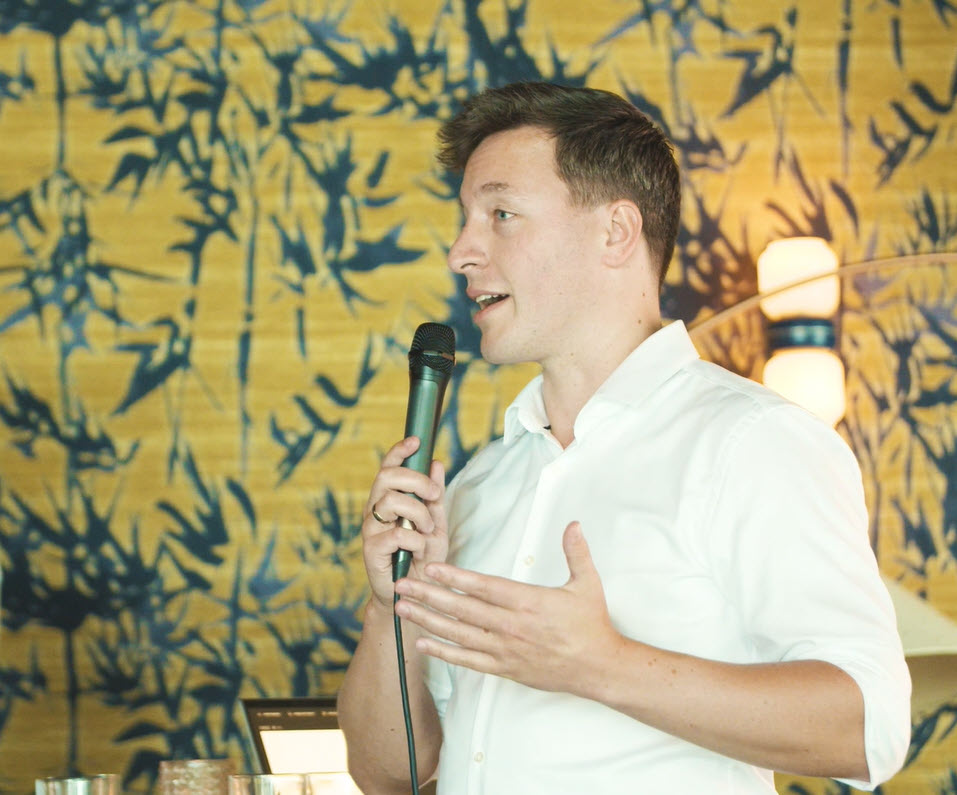 Noud van Workum speaking with e-commerce entrepreneurs